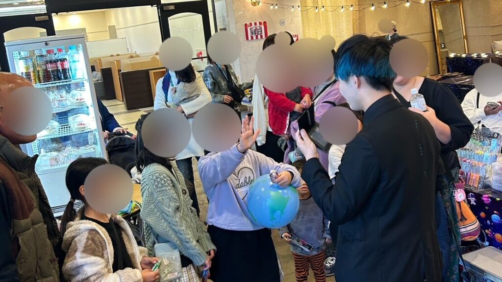 子ども向けイベントでのマジシャンTowa